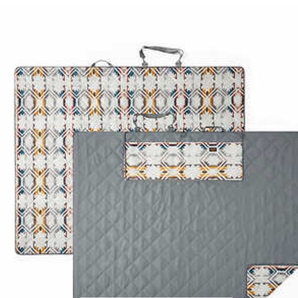 Pendleton Outdoor Blanket - Picture 2 of 8
